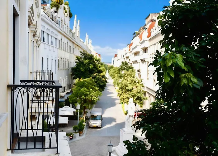 Minh Chau Hotel&coffee Khách sạn 3*